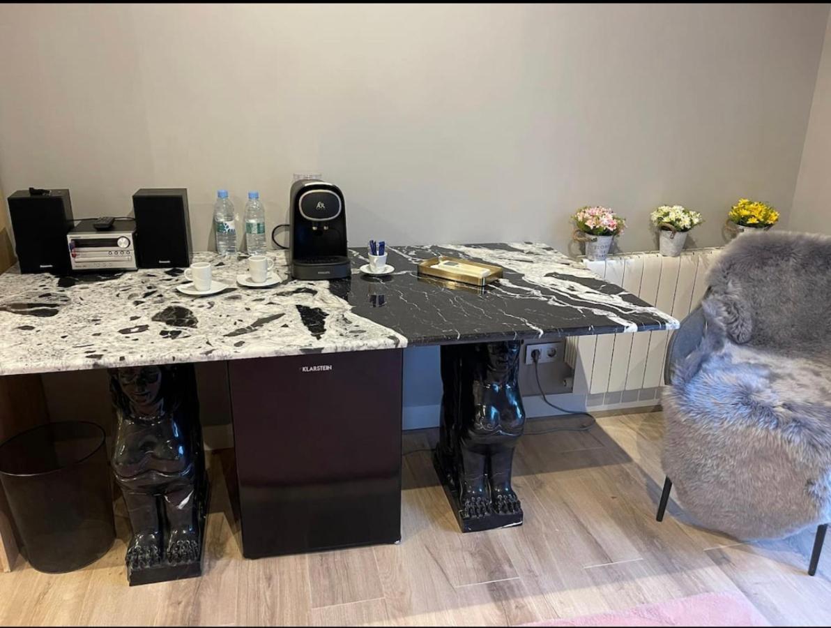 Suite Privada Frente A La Piscina Para 2 Personas Con Sofa Cama Para 2 Mas 4P No Es Casa Completa San Vicente Raspeig Kültér fotó