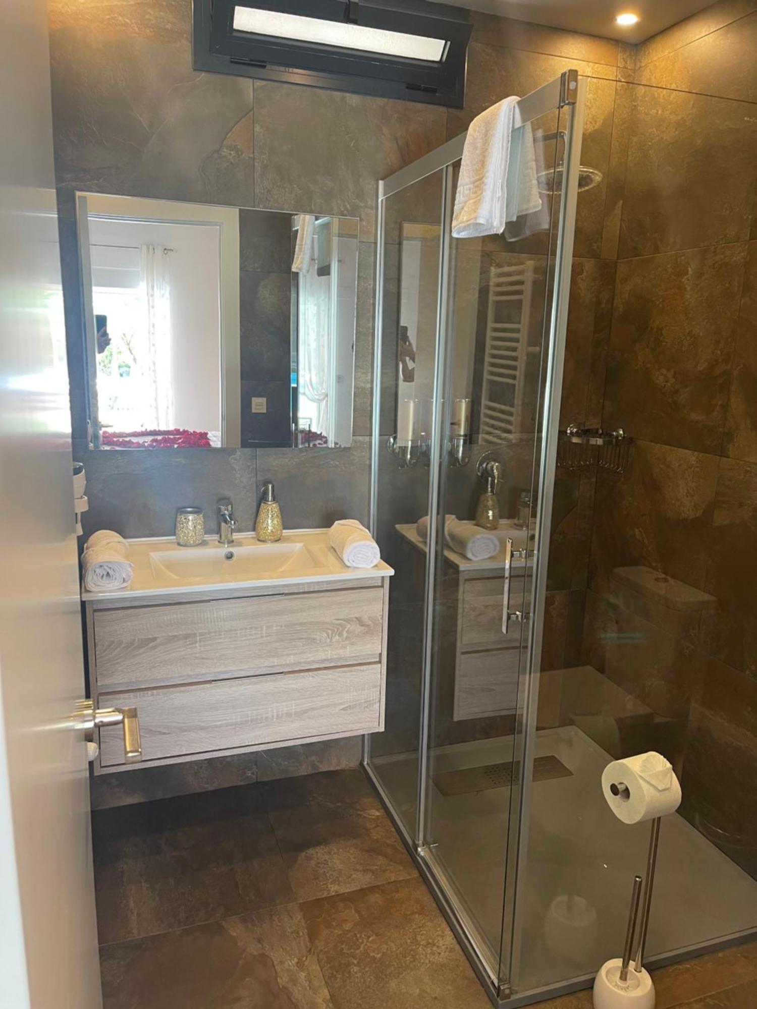 Suite Privada Frente A La Piscina Para 2 Personas Con Sofa Cama Para 2 Mas 4P No Es Casa Completa San Vicente Raspeig Kültér fotó