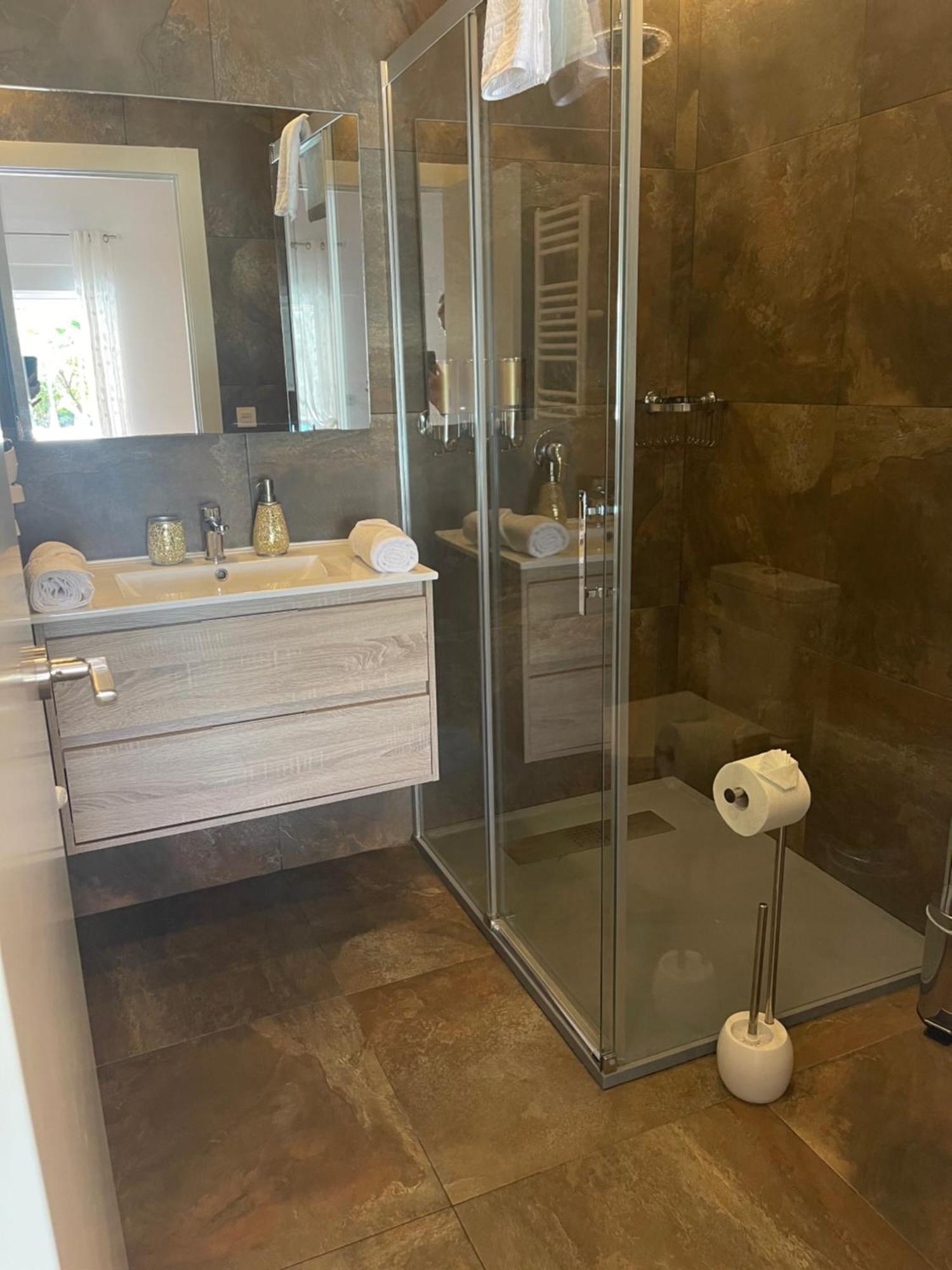 Suite Privada Frente A La Piscina Para 2 Personas Con Sofa Cama Para 2 Mas 4P No Es Casa Completa San Vicente Raspeig Kültér fotó