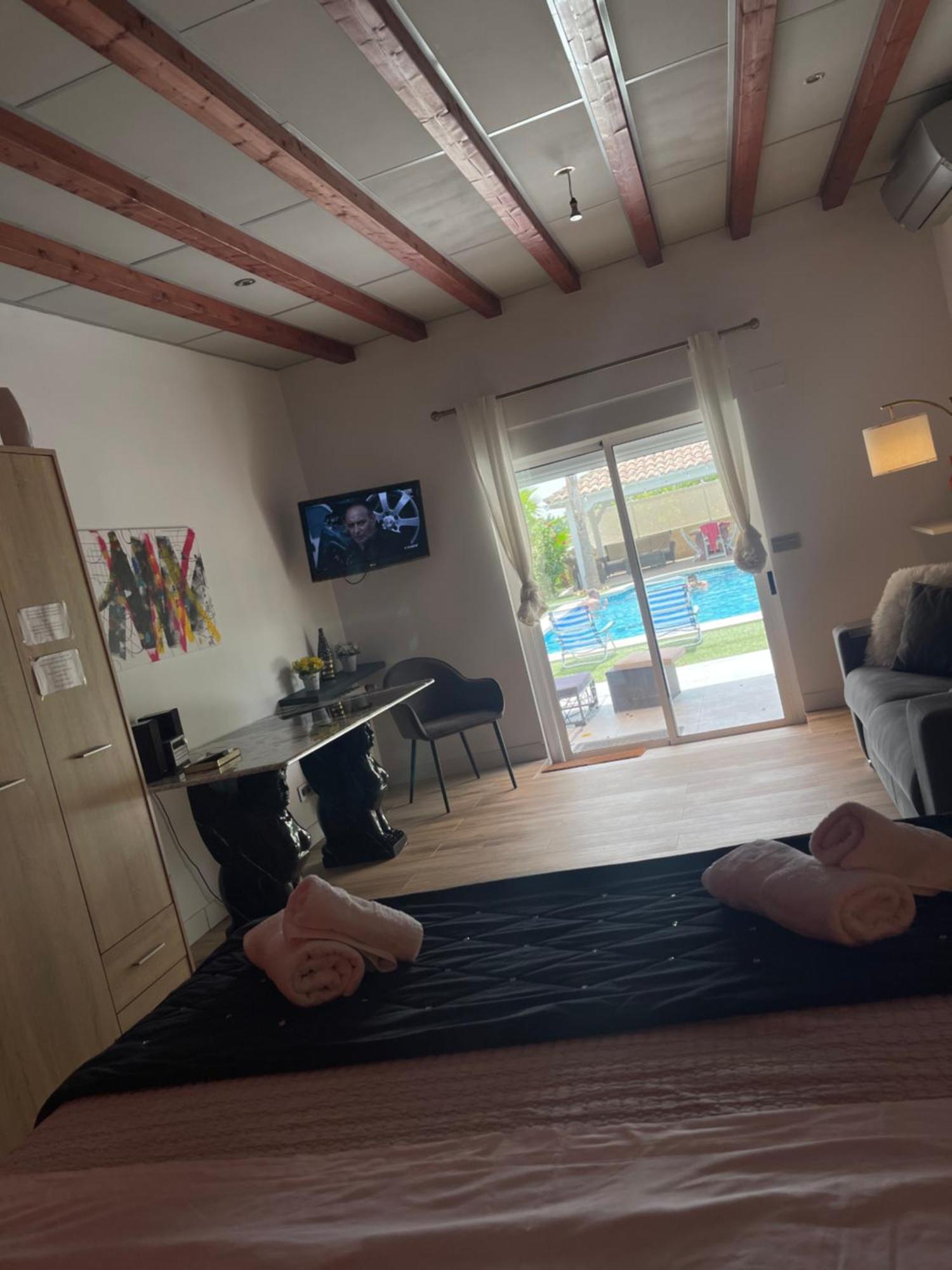 Suite Privada Frente A La Piscina Para 2 Personas Con Sofa Cama Para 2 Mas 4P No Es Casa Completa San Vicente Raspeig Kültér fotó