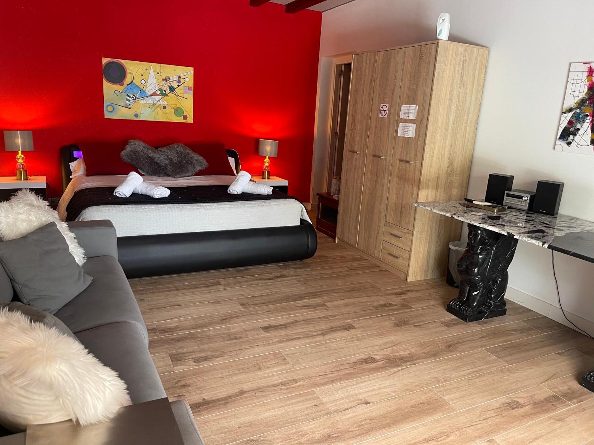 Suite Privada Frente A La Piscina Para 2 Personas Con Sofa Cama Para 2 Mas 4P No Es Casa Completa San Vicente Raspeig Kültér fotó